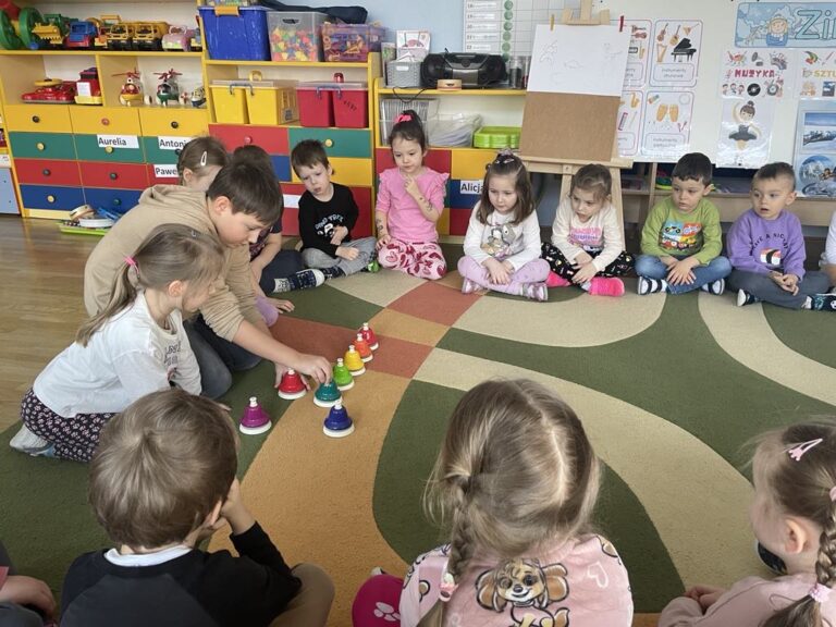 Zajęcia muzyczne z Szymonem w gr. Żabki