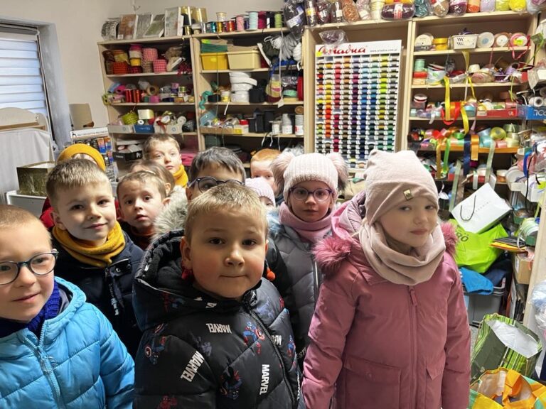 Wycieczka do zakładu krawieckiego gr. ,,Smerfy” – 06.03.2024 r.🧵✂