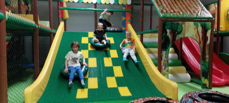 W dniu 6 marca z okazji „Dnia Kobiet” 💐nasze przedszkolaki wybrały się do sali zabaw 🕌 „Kids Paradise”. Było dużo śmiechu i radości. Dzieci wróciły zmęczone ale za to bardzo szczęśliwe. 🤠