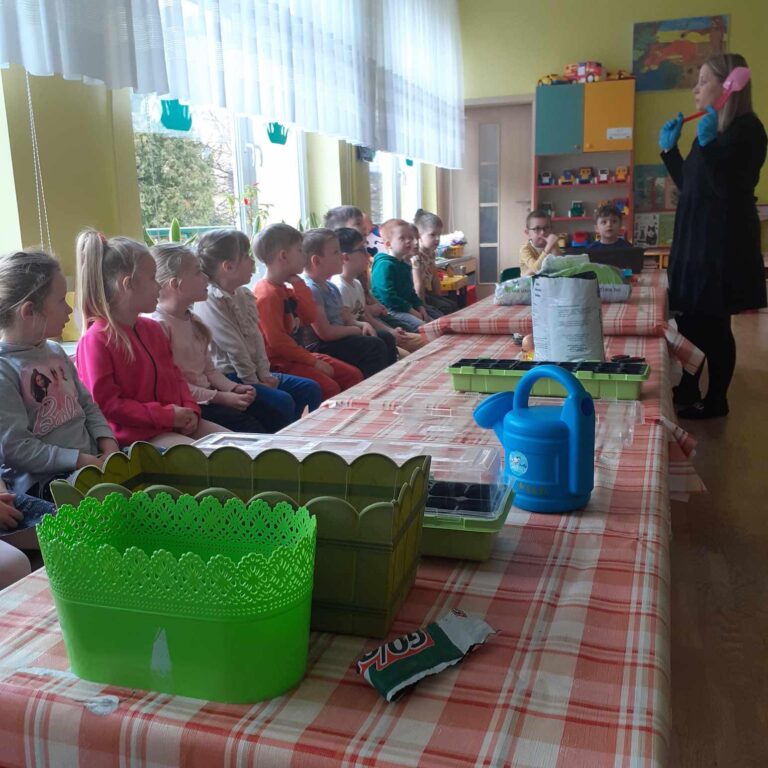 ,,SMERFY” MAJĄ SWÓJ OGRÓDEK NA PARAPECIE 🌷💦