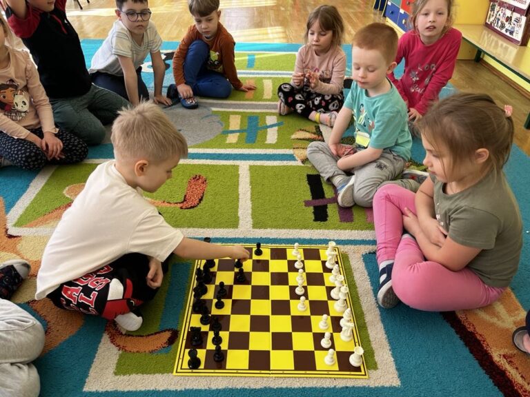 Realizacja programu własnego pt. ,,Mały mistrz szachowy” w grupie ,,Smerfy”  ♟️