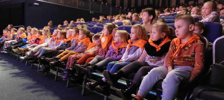 „Żabki w teatrze”