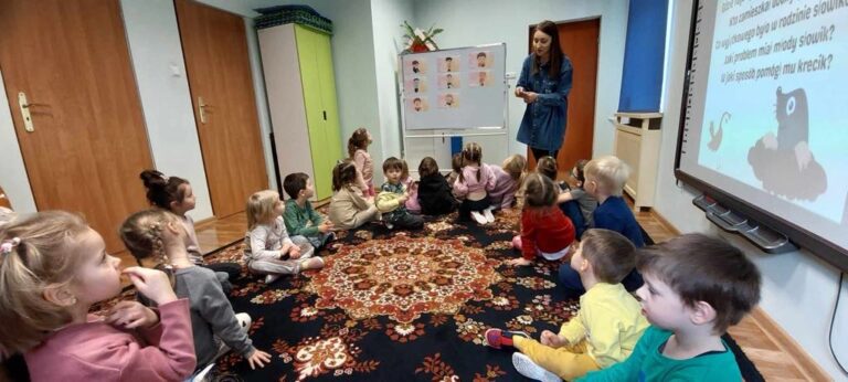 Zajęcia rozwijające kompetencje społeczno- emocjonalne pt. „O kreciku samotniku i nieśmiałym słowiku” w gr. Żabki – 18.03.2024 r.