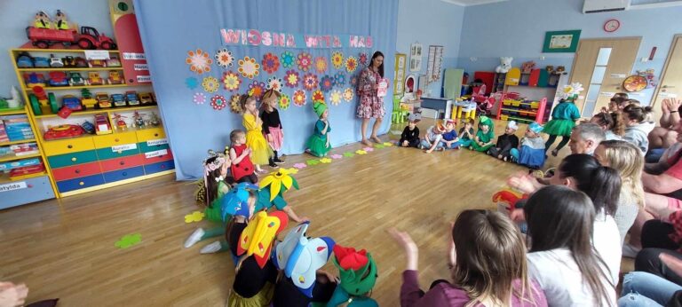 Dzień Teatru w gr. Żabki 🐸 10.04.24 r. Przedstawienie teatralne z udziałem dzieci pt. “Powitanie Wiosny” 🌷🪴🌳🌸🌞