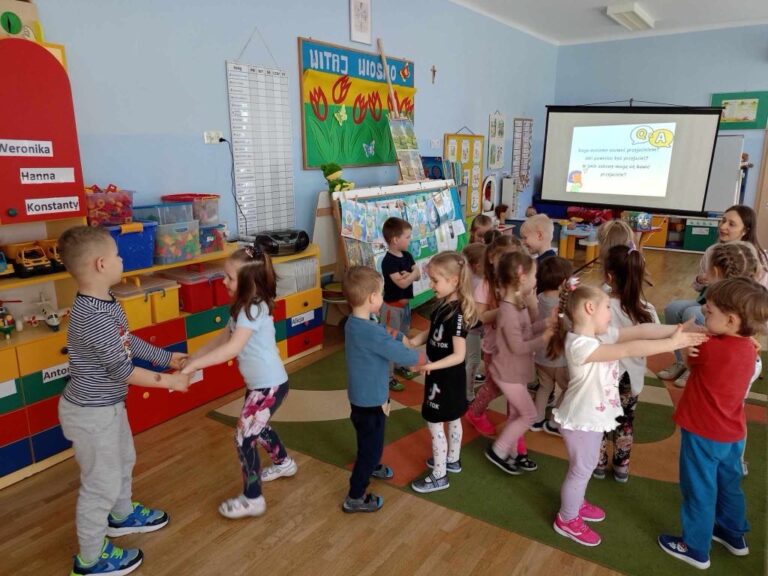 Zajęcia rozwijające kompetencje społeczno-emocjonalne „Nie jestem sam, bo przyjaciela mam” w gr. „Żabki” i „Smerfy” z psychologiem – 29.04.24 r.