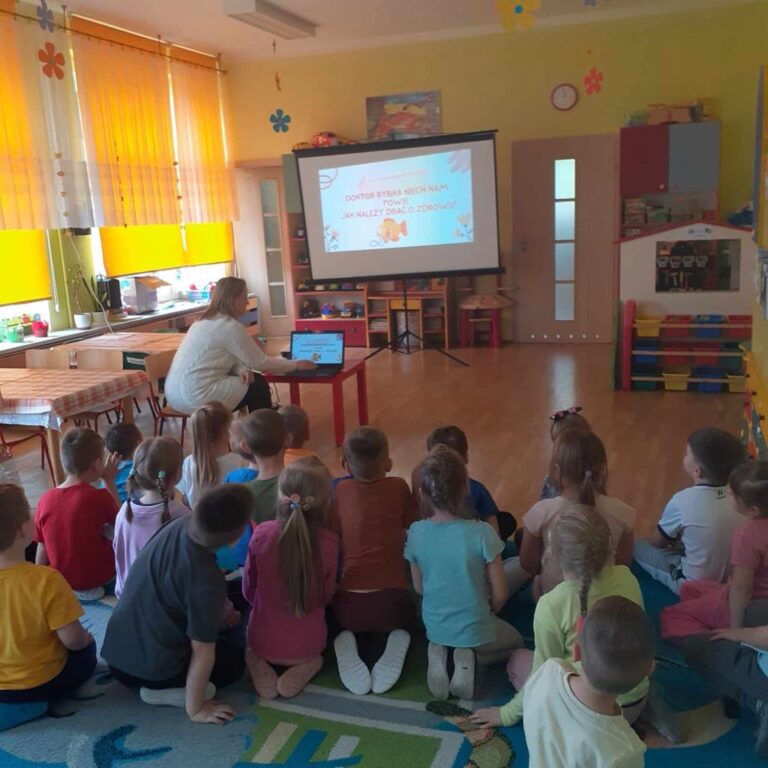 Zajęcia promujące zdrowe odżywianie poprowadzone przez pedagoga specjalnego w grupie ,,Smerfy” – 17.04.2024 r.