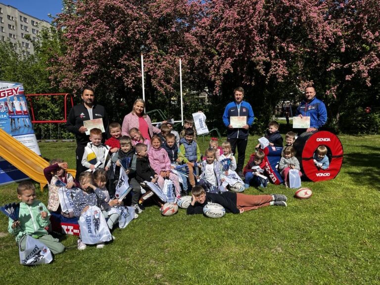 Zajęcia sportowe z elementami rugby MKS POGOŃ Siedlce poprowadzone przez trenerów  Adriana Miałkowskiego, Wojciecha Plichty oraz Piotra Wedziuka w grupie ,,Smerfy” – 09.05.2024 r.