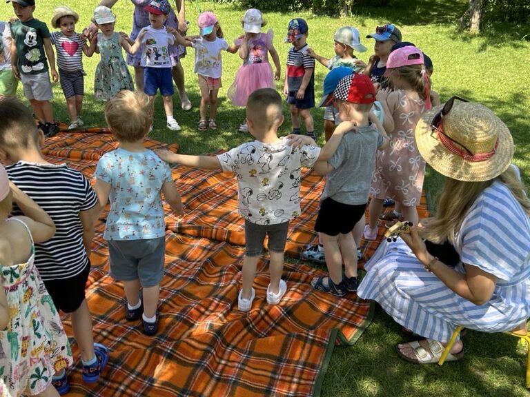 Zabawy integracyjne pt. “Latem razem się bawimy” w gr. I i II na terenie ogrodu – 27.06.24 r.