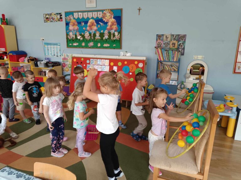 Zabawy z okazji Międzynarodowego Dnia Kropki w grupie III „Pszczółki”