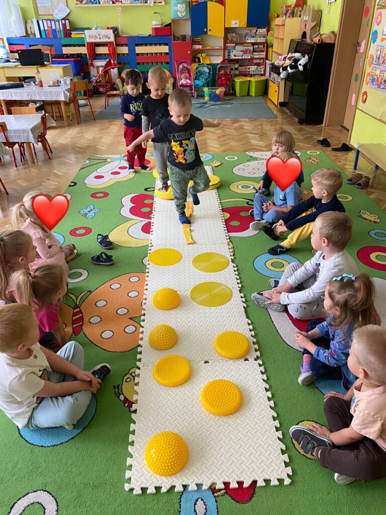 Projekt edukacyjny pt. „Sensoryczna_tęcza” w grupie I „Kotki”🌈