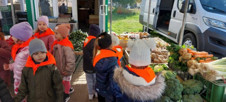 „Wycieczka ŻABEK na pobliski targ”.