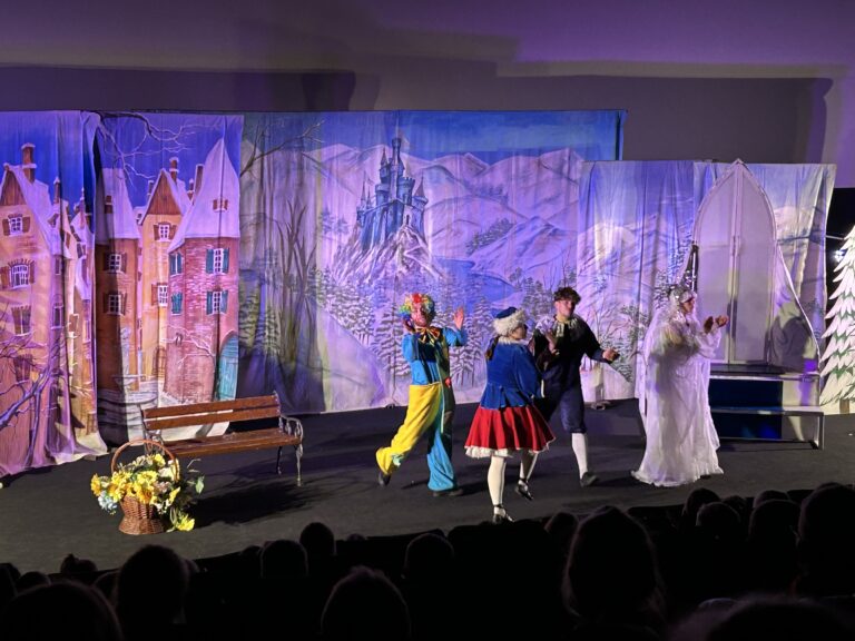 Przedszkolaki na spektaklu teatralnym 🎭❄️👸