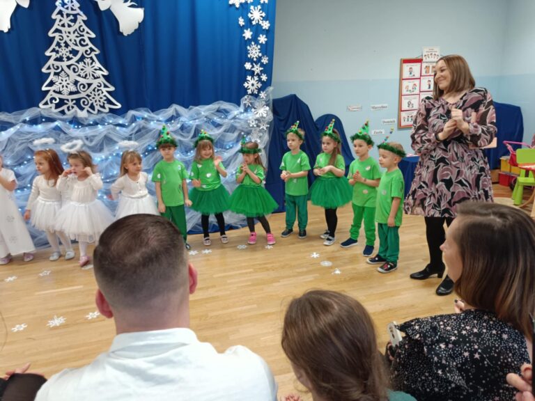 🎄”Choinka dla aniołków_”🌲- spotkanie świąteczne z rodzicami w gr. III „Pszczółki”🐝