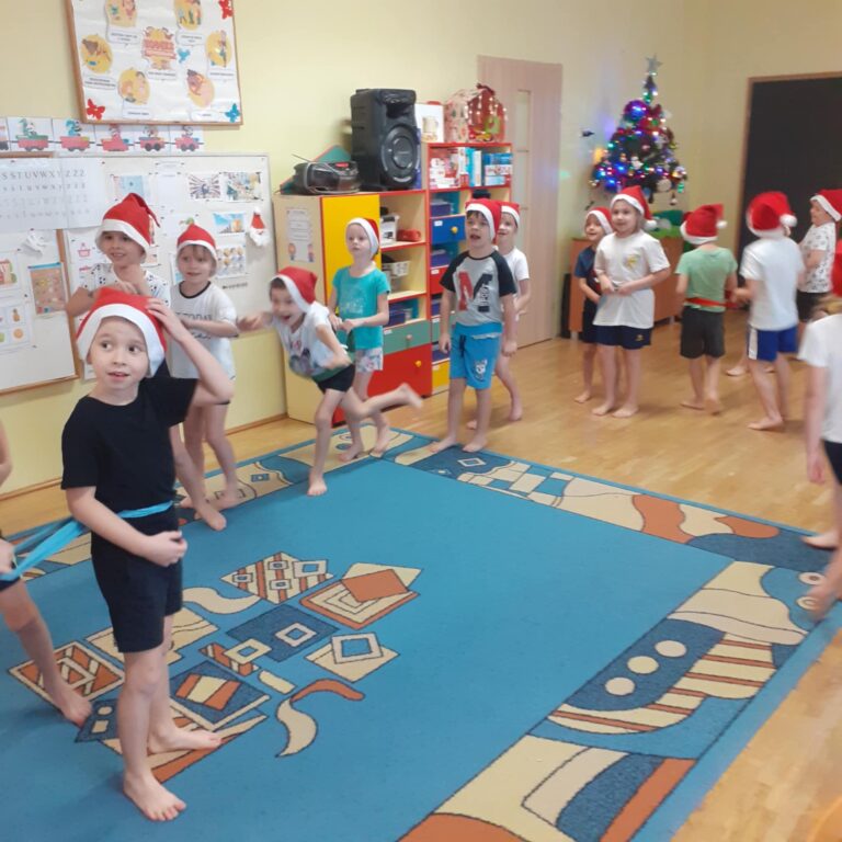 Zabawy w ramach realizacji programu edukacyjnego ,,Zdrowo i sportowo” w grupie ,,Smerfy”_🏃🎄🎅