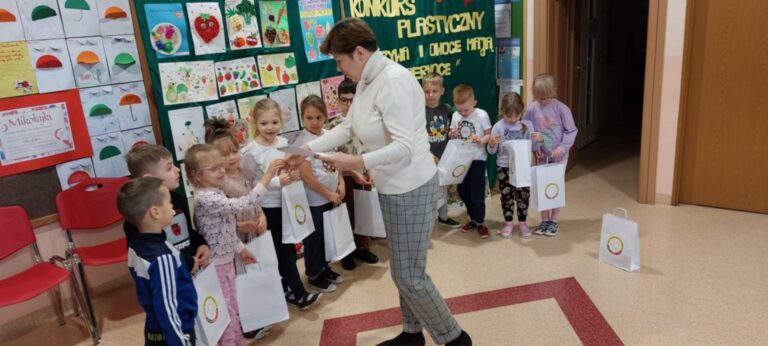 przedszkolu odbyło_się uroczyste rozdanie nagród i dyplomów za udział w konkursie plastycznym
