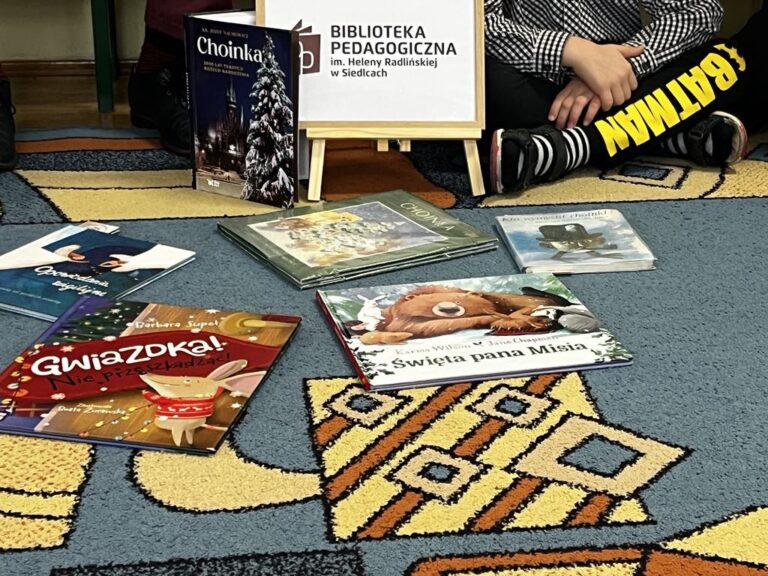 Spotkanie z pracownikiem Biblioteki Pedagogicznej w grupie ,,Smerfy” i „Pszczółek”📖🎄🎅
