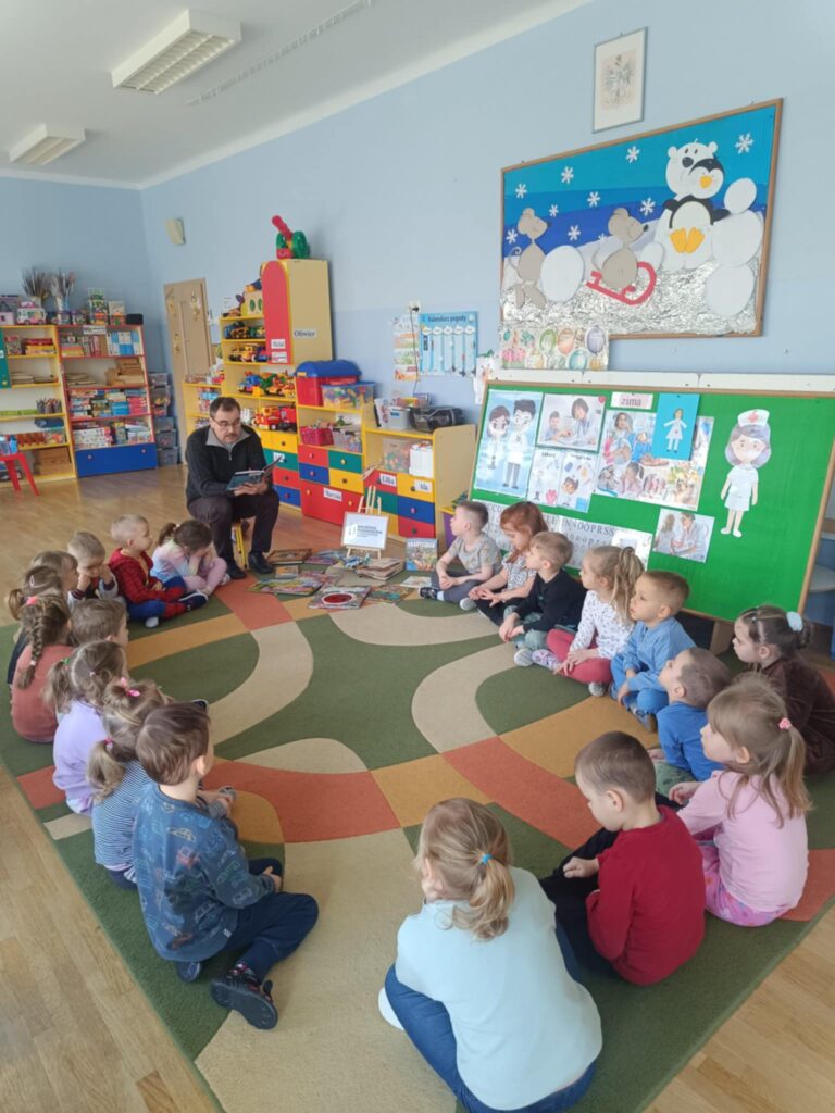 Wizyta pracownika Biblioteki Pedagogicznej w grupie „Pszczółki”_📖🦖🦕