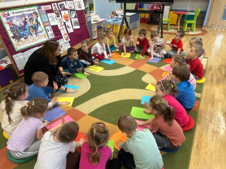 Magiczny świat bajek i baśni_– interaktywne zajęcia w grupie „Pszczółki”_🖥