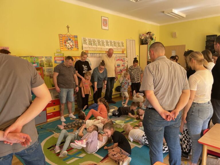 Zajęcia dydaktyczne „Święta wielkanocne okazją do wspólnej_zabawy” z udziałem_rodziców w gr. IV – 17.04.25 r.