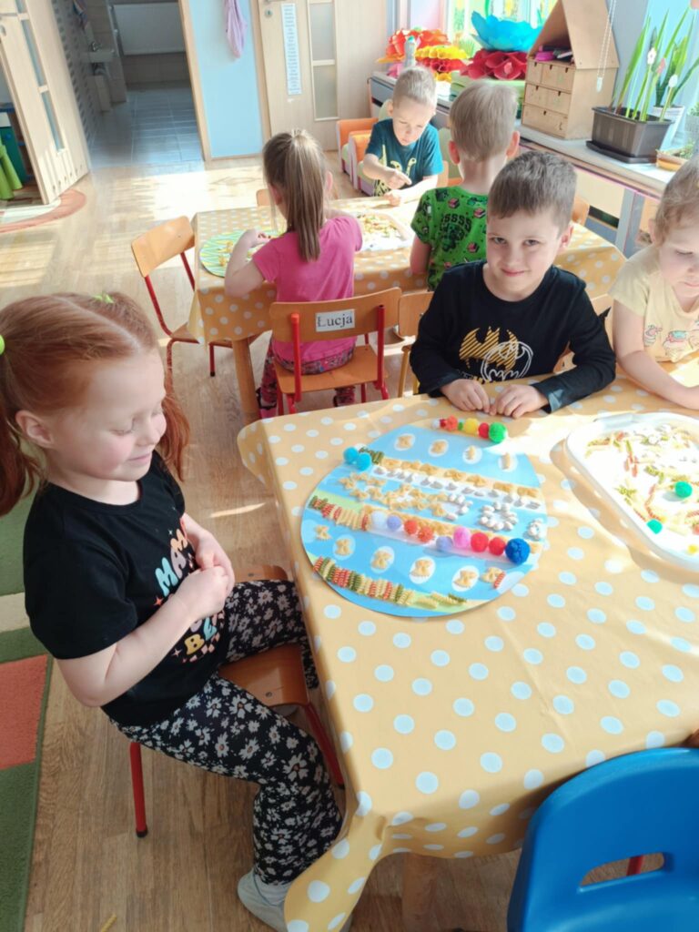 Wielkanocna sensoryka w grupie „Pszczółki”
