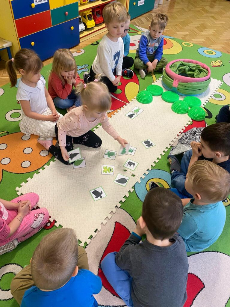 Realizacja ogólnopolskiego projektu edukacyjnego pt. „Sensoryczna tęcza” w grupie maluszków w miesiącu marzec – kolor zielony 💚💚💚☺️
