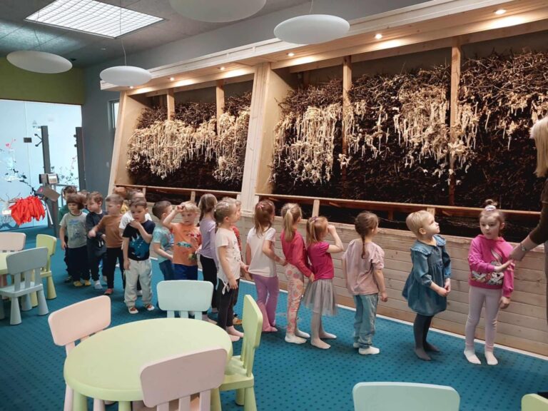 Biedronki na wycieczce. 4 kwietnia dzieci z gr.II relaksowały_się w siedleckiej tężni solankowej.