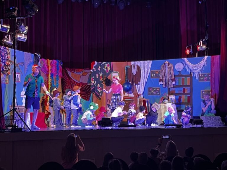 ,,Smerfy” na przedstawieniu teatralnym w sali widowiskowej ,,Podlasie”_🎭