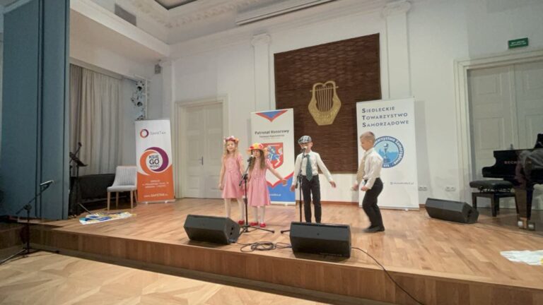 Udział_reprezentantów z grupy ,,Smerfy” w konkursie pt. ,,Piosenki Moich Rodziców”_👏