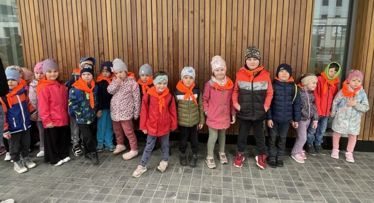 Wycieczka „Żabek” i „Smerfów” do kina „Helios” na film „Niesamowite Przygody Skarpetek” – 25.04.25 r.