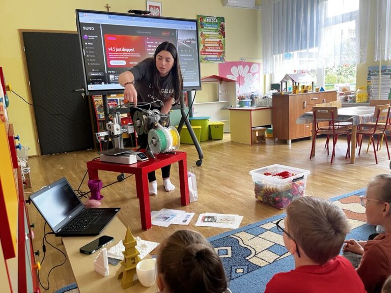 Pokaz z drukarką_wielokolorową i elementami AI w grupie ,,Żabki” i ,,Smerfy”