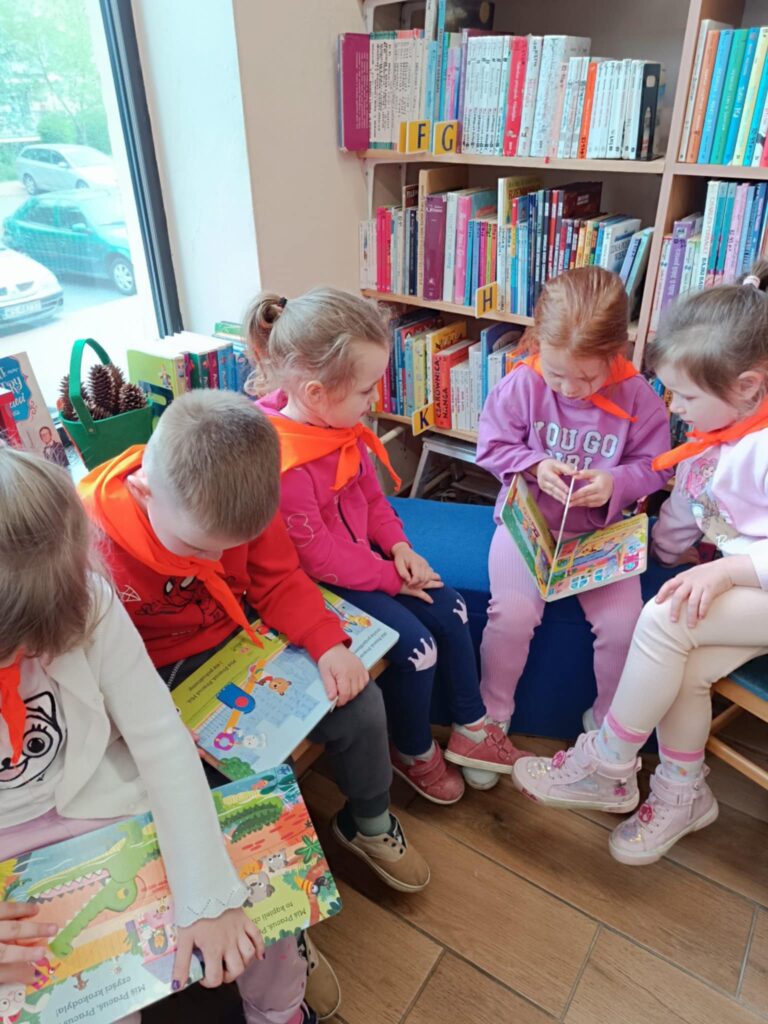 Wyjście grupy „Pszczółki” do Biblioteki Publicznej z okazji ” Ogólnopolskiego Dnia Bibliotekarza i Bibliotek”