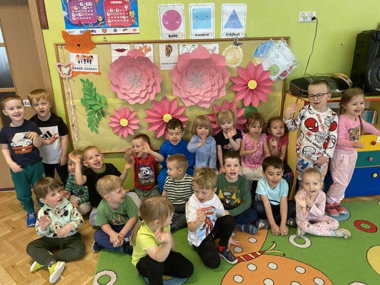 Realizacja projektu „Sensoryczna_tęcza” w grupie I – kolor różowy_🌸