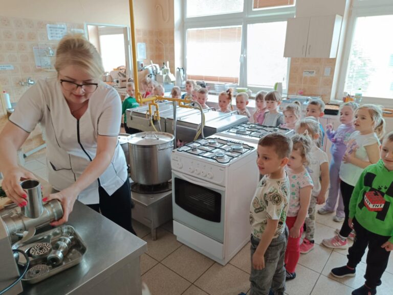 Grupa III „Pszczółki” w przedszkolnej kuchni.