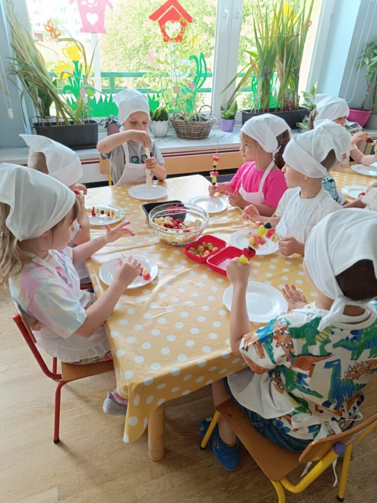 „Szaszłyki owocowe” na powitanie lata w grupie „Pszczółki”.