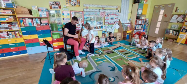 ” Zajęcia_umuzykalniające w gr. ŻABKI „