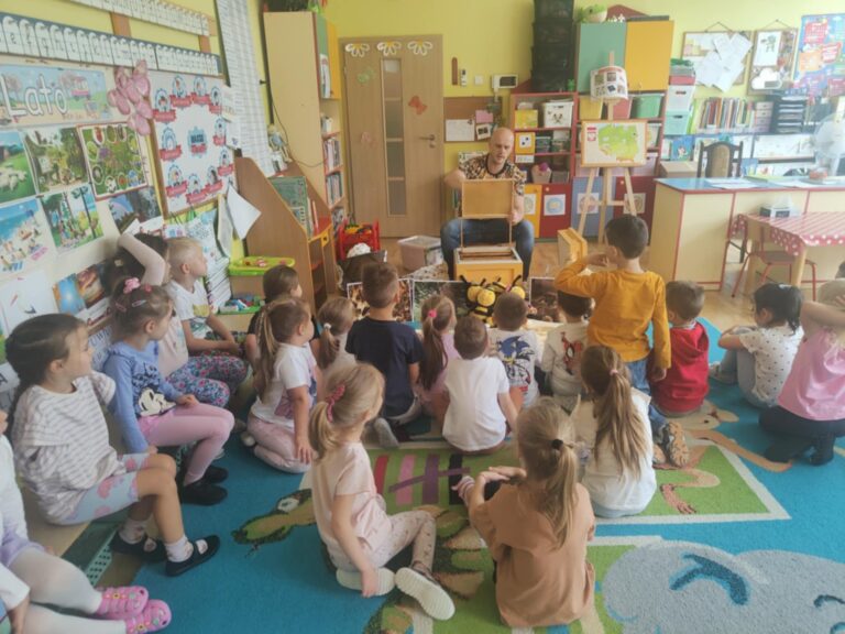 „Spotkanie gr. Żabki z pszczelarzem”