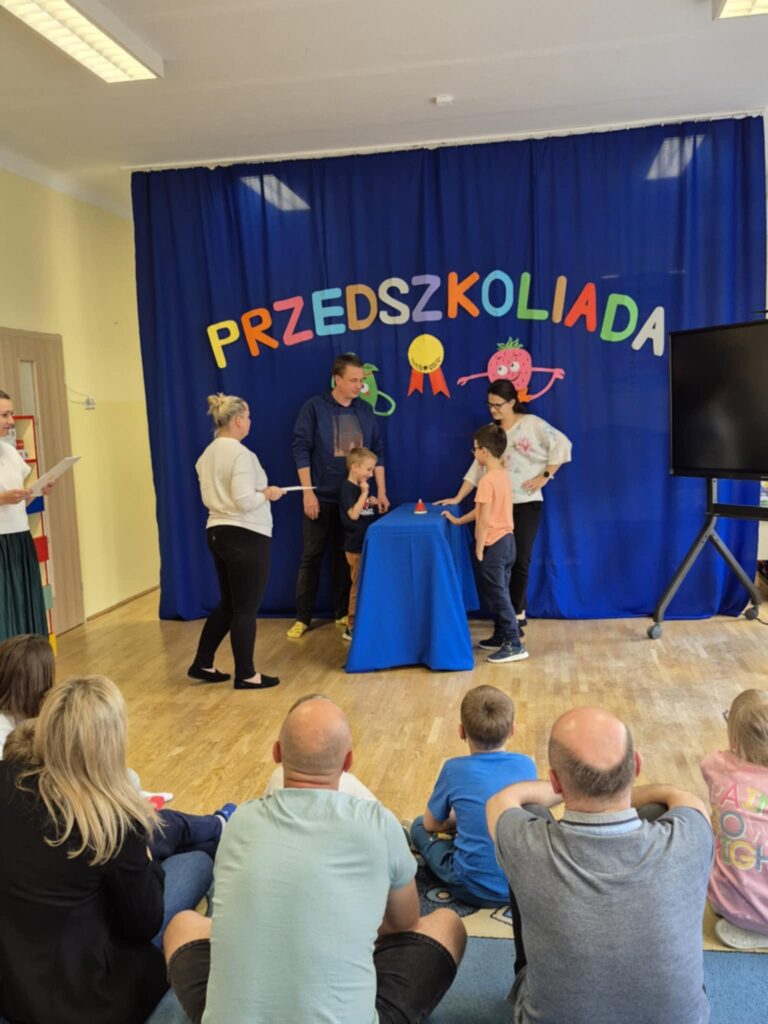 Zajęcia otwarte z udziałem_rodziców_ w gr. V „Smerfy”🍎🍐🍒🥑🏅