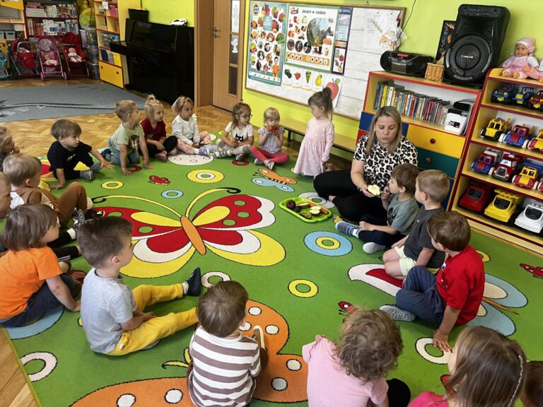 Przygotowywanie soku owocowo – warzywnego w grupie ,,Smerfy”_🍎🍏🍐🥕🥃