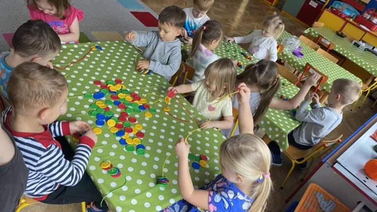 Realizacja programu własnego pt. „Paluszkowe wygibaski – doskonalimy motorykę_małą” w grupie „Kotki”🐱🐱🐱