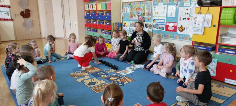 Zajęcia_rozwijające kompetencje emocjonalno –_społeczne w grupie ,,Żabki” poprowadzone przez pedagoga specjalnego.😀😞😍😮