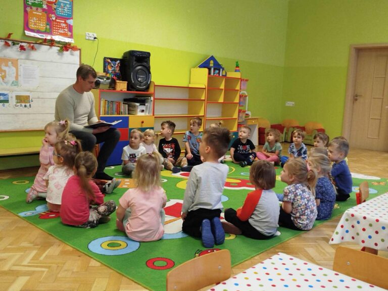 Akcja ,,Cała Polska czyta dzieciom” w grupie ,,Smerfy”_📗