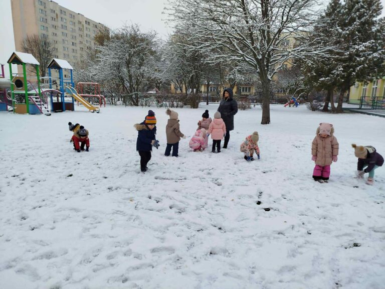 Zabawy na śniegu gr. ,,Smerfy”❄🛷🌨☃