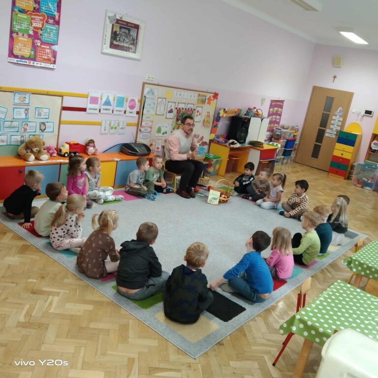 Spotkanie z pracownikiem Biblioteki Pedagogicznej w grupach „Smerfy” i „Kotki”