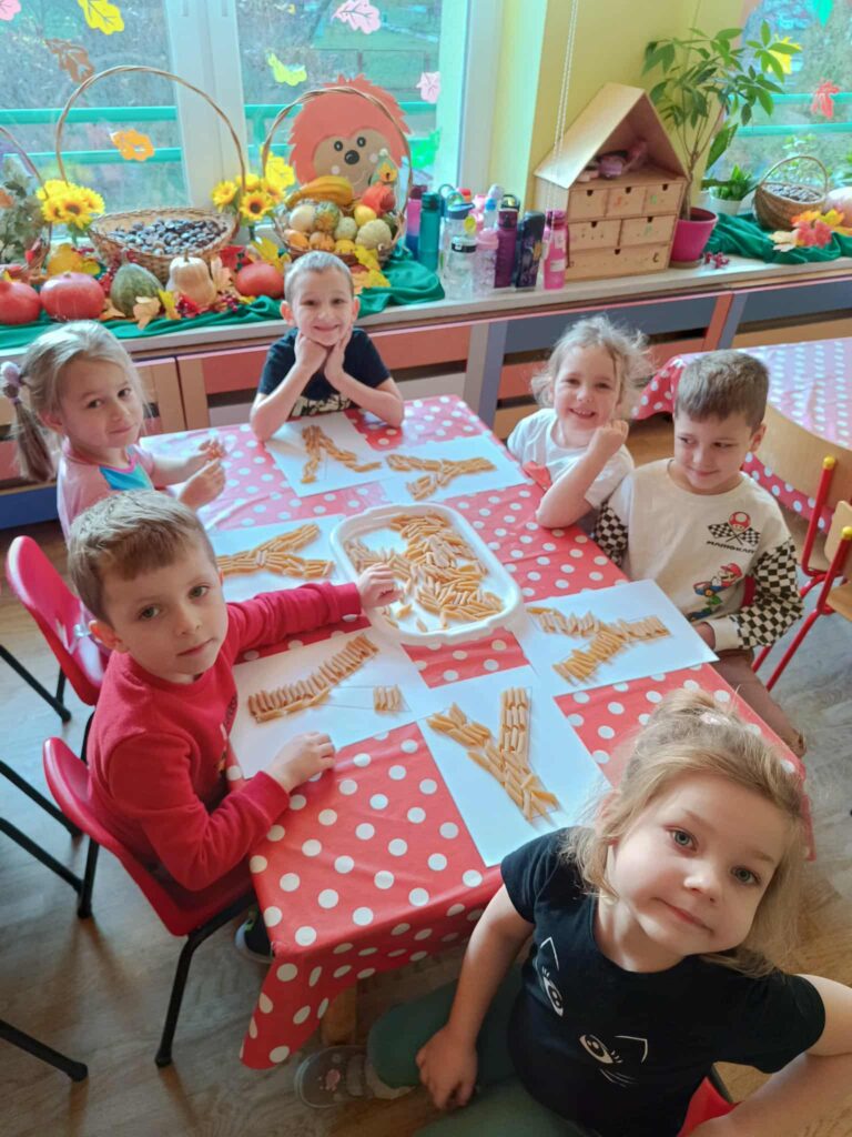 📚 Zabawy z „Królującą_literą” w grupie „Pszczółek”_–_październik/listopad_🐝✨_