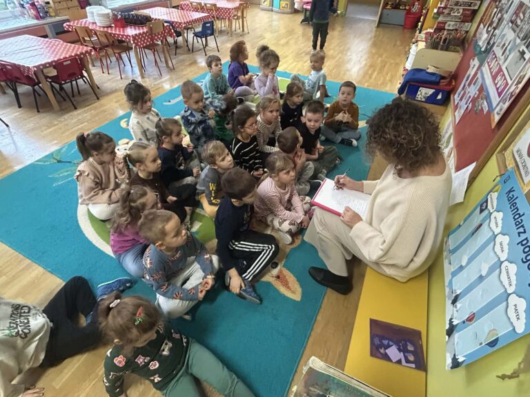 📬_„List do kolegi”_–_Pszczółki z wizytą na poczcie 01.12.2025 r.