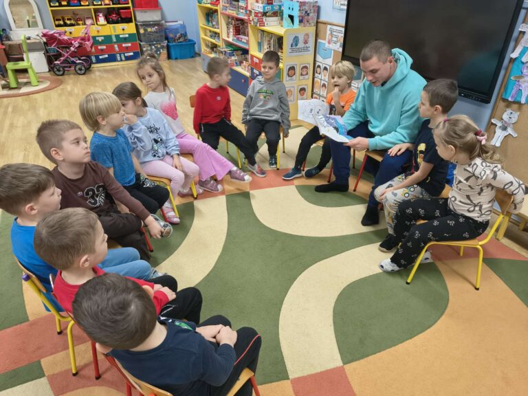 Rodzice czytają_”Biedronkom”.