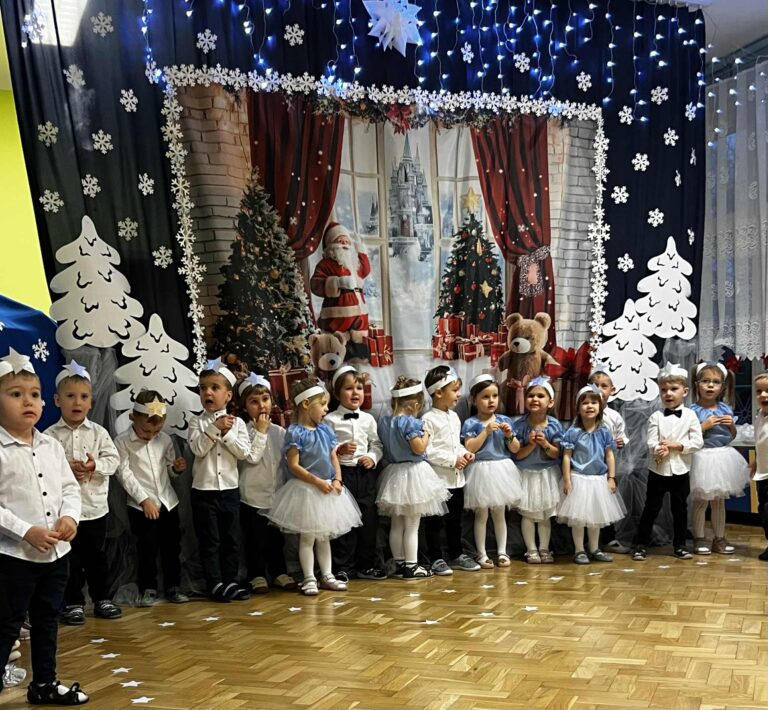 Przedstawienie świąteczne w grupie ,,Smerfy”