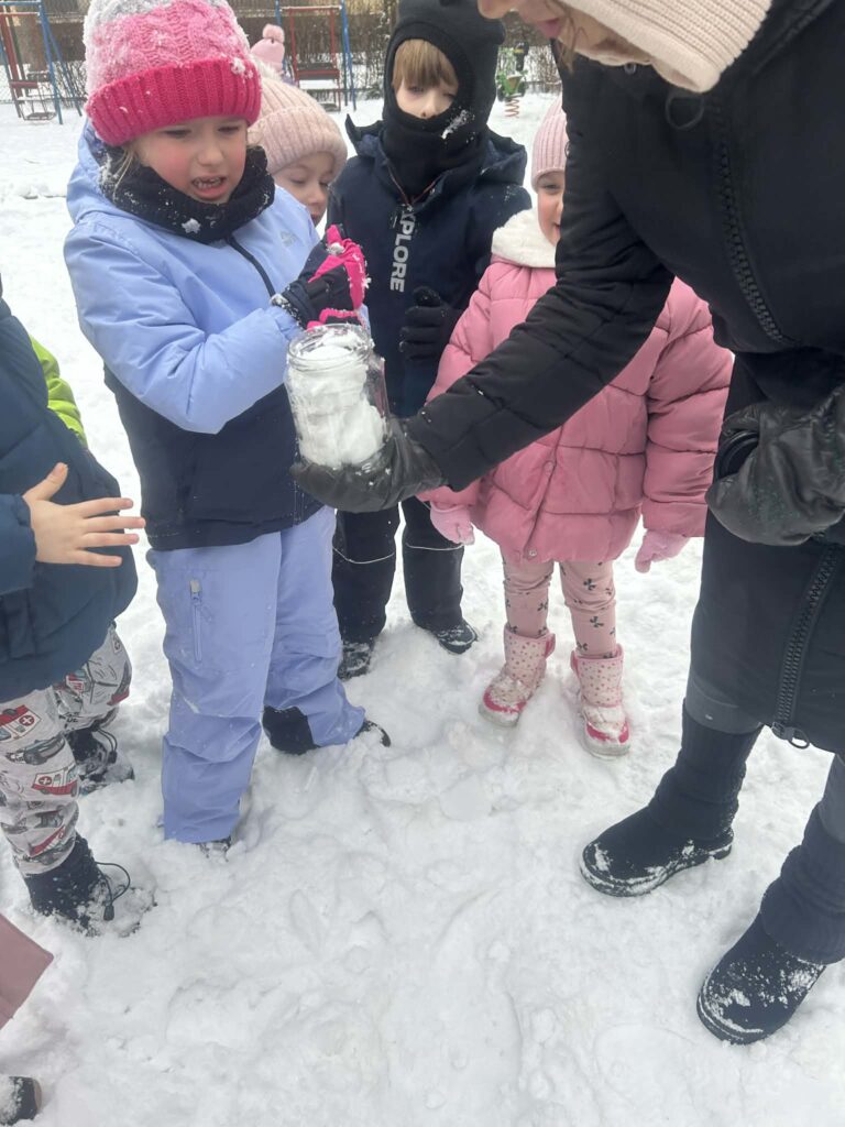 Zabawy ze śniegiem w „Pszczółkach”