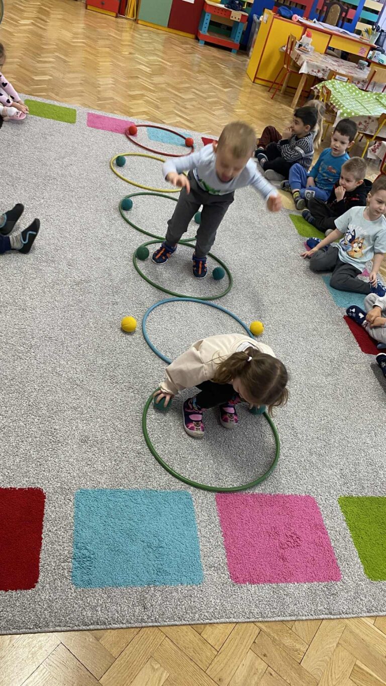 Realizacja programu autorskiego pt. „Paluszkowe wygibaski – doskonalimy motorykę małą” w grupie „Kotki”