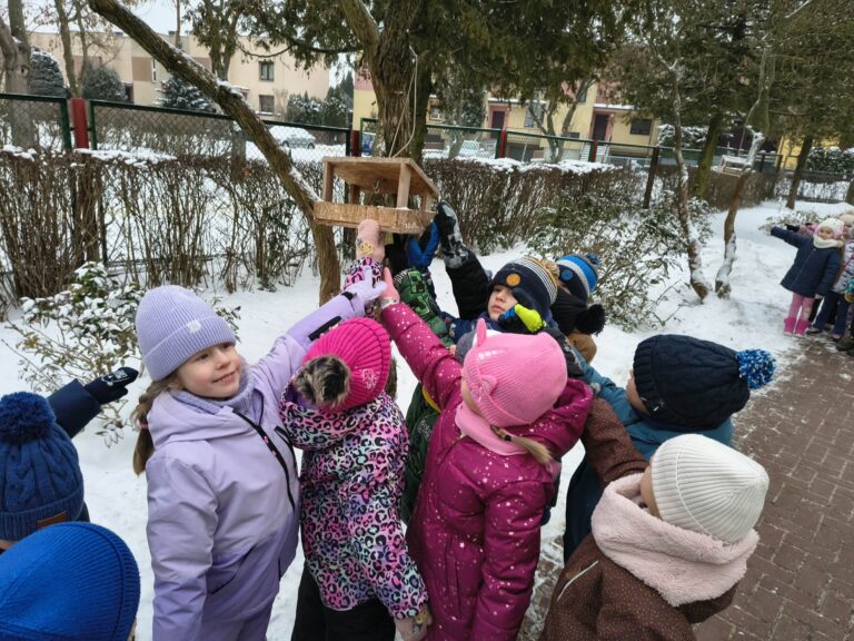 Gr.III „Biedronki” w zimowej akcji – ”Ptasia stołówka”.